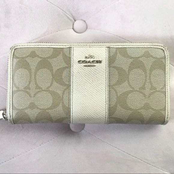 COACH ACCORDION WALLET - Picture 1 of 16